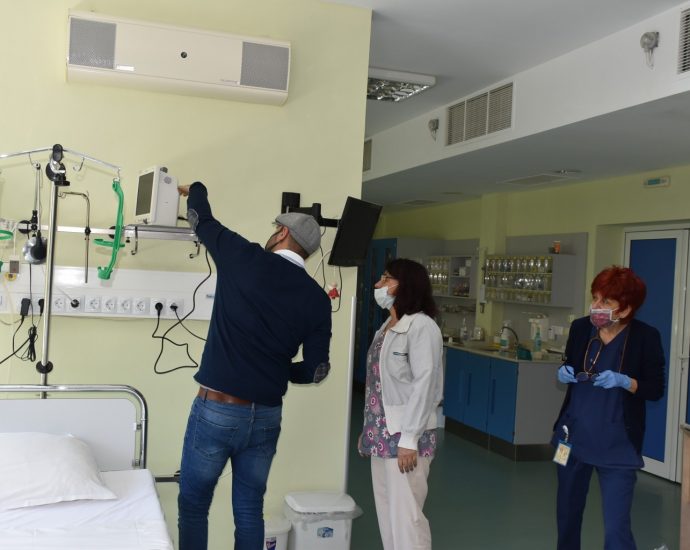 dareniembal2304202 Ловешката болница получи дарение от 6 пациентски монитори. Средставата са част от голямото дарение за болницата на обща стойност 280 000 лева, дарени от бизнеса и гражданите
