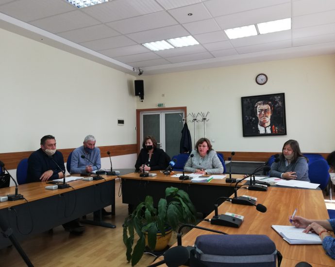 kmetmarinova2704201 Корнелия Маринова: Община Ловеч НЕ Е забранявала работата на търговските обекти! Категорично не е забранявала!