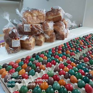 kozunaciegg1604201 Служителите на Домашния социален патронаж към община Ловеч зарадваха своите потребители с празнично меню, включващо 664 шарени яйца и 332 козунака