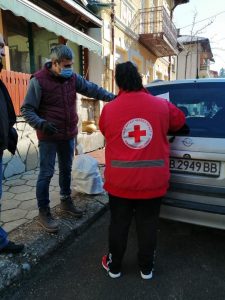redcross40420 5 Карантинирани и самотно живеещи хора над 65 години получават хранителни продукти от БЧК