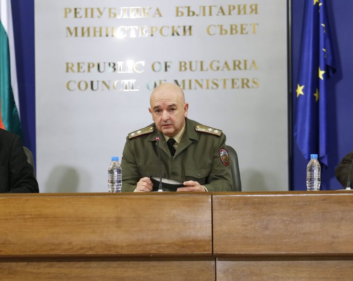 shtabbg1304201 Вирусът е потвърден при 36 медицински служители. 230 са лицата с потвърден COVID-19, които са настанени под лекарско наблюдение в болнични условия.