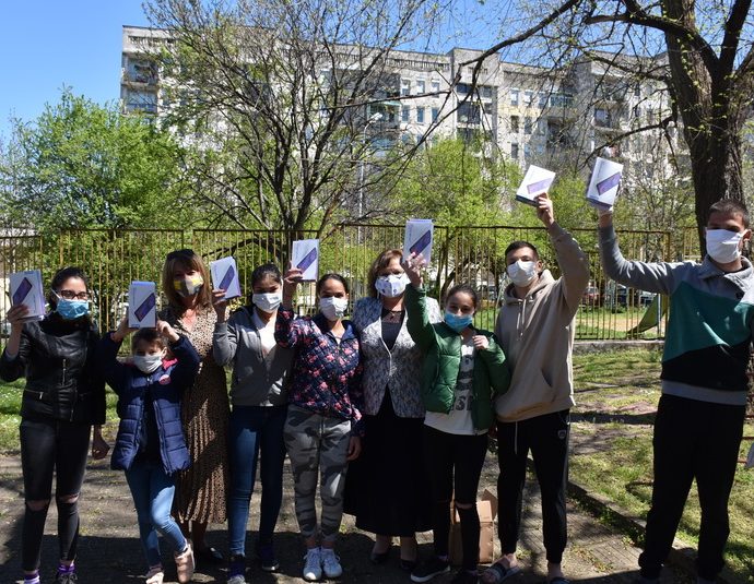 tableti160420 2 Деца от центровете от семеен тип в Ловеч получиха таблети преди Великден