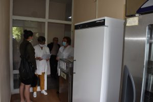 dareniebolnica2805201 Хладилник за съхранение на плазма и кръвни продукти е част от дарението на ловешкия бизнес получено от Болницата