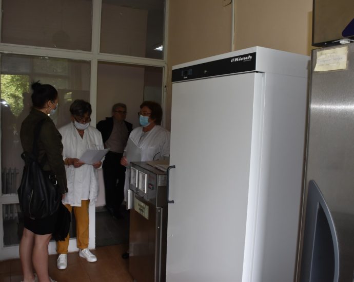 dareniebolnica2805201 Хладилник за съхранение на плазма и кръвни продукти е част от дарението на ловешкия бизнес получено от Болницата
