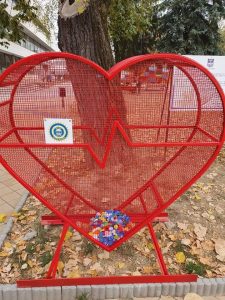 kapachkilovech1405201 „Метално сърце“ в центъра на Ловеч събра пластмасови капачки на стойност 350 лева, сумата беше дарена на местната държавна болница