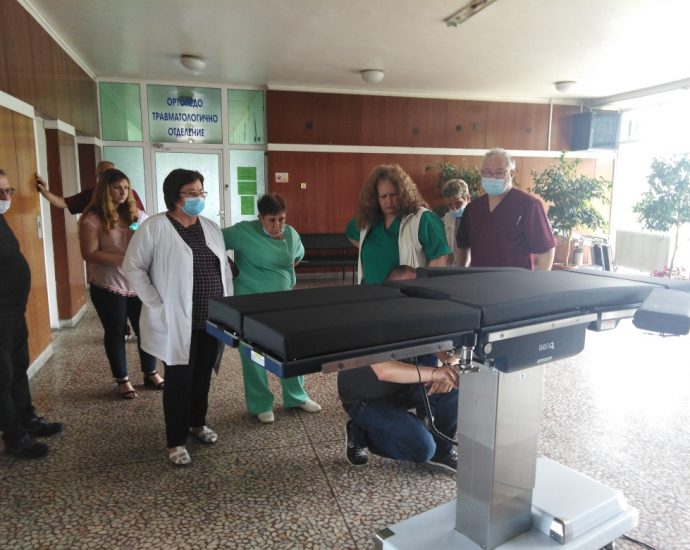 dareniembal506202 Модерна електрохидравличната операционна маса е поредното дарение на ловешкия бизнес за Болницата