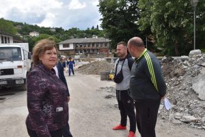 inspektirane306201 Строително-ремонтните дейности по актуалните обекти в града са в график и работниците всеки ден напредват – това показа инспекцията на кмета на Община Ловеч Корнелия Маринова
