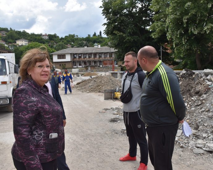 inspektirane306201 Строително-ремонтните дейности по актуалните обекти в града са в график и работниците всеки ден напредват – това показа инспекцията на кмета на Община Ловеч Корнелия Маринова