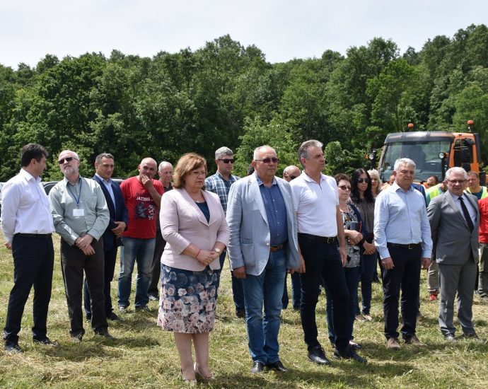 kopkahemus506201 От Община Ловеч: Корнелия Маринова участва в скромна церемония по първа копка на един участък от строящата се АМ „Хемус“