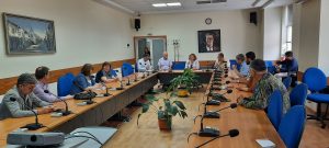 shtablovech1506201 Общинският здравен щаб припомня на абитуриентите: 1.5 м. дистанция между масите и по 4 на маса