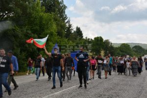 x620 protestvodenrej1.jpg.pagespeed.ic .fqqQ 1 B1E Жителите на ловешкото село Малиново блокираха главния път София - Варна заради проблеми с водоподаването