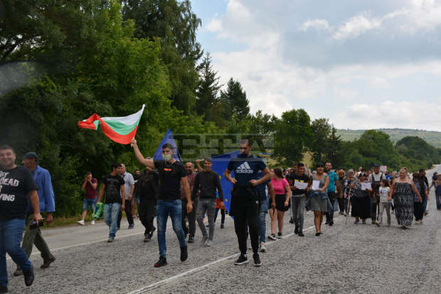 Жителите на ловешкото село Малиново блокираха главния път София - Варна заради проблеми с водоподаването