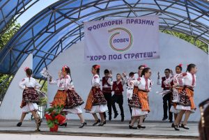 horo pod stratesh 308201 Стотици танцьори и фолклорни групи от цялата страна дойдоха на пл. „Тодор Кирков“ Ловеч за деветото издание на фолклорния фестивал "Хоро под Стратеш"