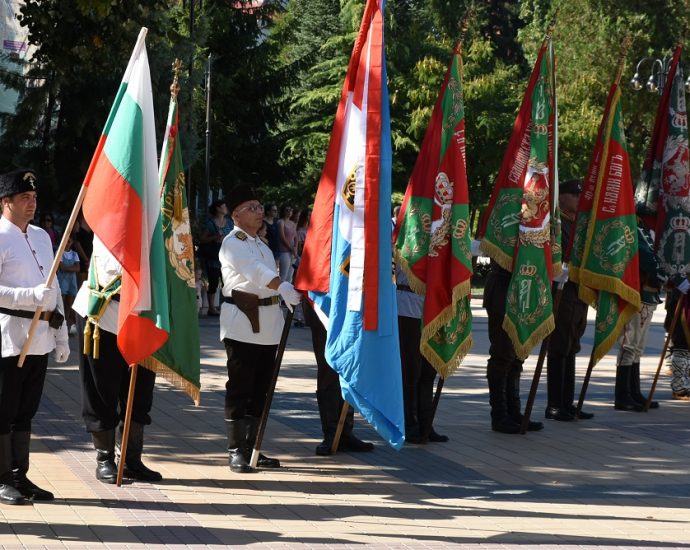 parad znamena 2208204 В чест на Освобождението на града в Ловеч се проведе парад на униформите, оръжията и бойните знамена