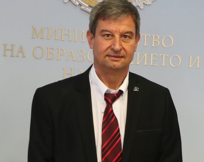 Julian P Д-р Юлиян Петров, председател на СО „Подкрепа“: Уважаеми Министър Ангелов, българските учители не очакват финансови санкции от Вашите служители, а партниране в името на нашите деца!