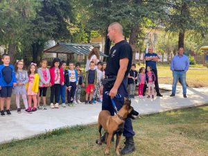 kids police 2609201 Полицаи от РУ Ловеч гостуваха на малчуганите от ДГ „Снежанка“
