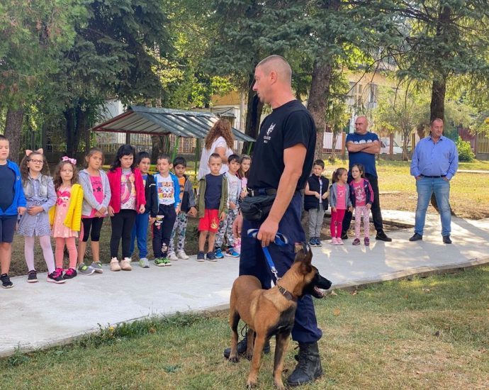 kids police 2609201 Полицаи от РУ Ловеч гостуваха на малчуганите от ДГ „Снежанка“