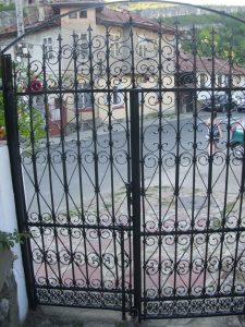 porta carkva 170920 3 100-годишната порта на най-стария храм в Ловеч „Света Неделя“ в кв. Вароша е реставрирана по инициатива на екипа на Областна администрация