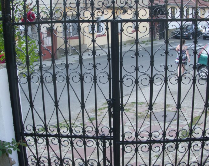porta carkva 170920 3 100-годишната порта на най-стария храм в Ловеч „Света Неделя“ в кв. Вароша е реставрирана по инициатива на екипа на Областна администрация