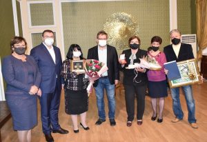 barelef lekari 2110201 Министърът на здравеопазването проф. д-р Костадин Ангелов връчи ежегодната персонална награда-барелеф „Св. Иван Рилски” за професионален принос в Ловеч на д-р Стелиана Стефанова Димитрова