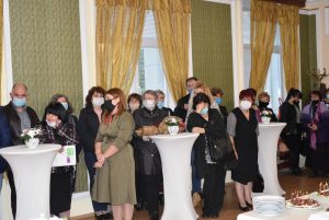 barelef lekari 2110206 Министърът на здравеопазването проф. д-р Костадин Ангелов връчи ежегодната персонална награда-барелеф „Св. Иван Рилски” за професионален принос в Ловеч на д-р Стелиана Стефанова Димитрова