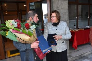 izlojba 2310201 Кметът Корнелия Маринова поздрави проф. д-р Владимир Аврамов за юбилейната му изложба във Велико Търново