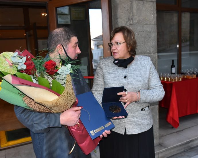 izlojba 2310201 Кметът Корнелия Маринова поздрави проф. д-р Владимир Аврамов за юбилейната му изложба във Велико Търново