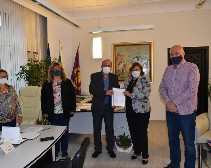 ktd 1310201 Подписан е колективен трудов договор между ръководството на община Ловеч и синдикатите