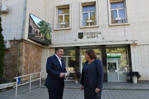 minister zdrave 2010201 КМЕТЪТ НА ЛОВЕЧ БЛАГОДАРИ НА МИНИСТЪР КОСТАДИН АНГЕЛОВ ЗА ПОДКРЕПАТА, ВРЪЧИ МУ КРИСТАЛ