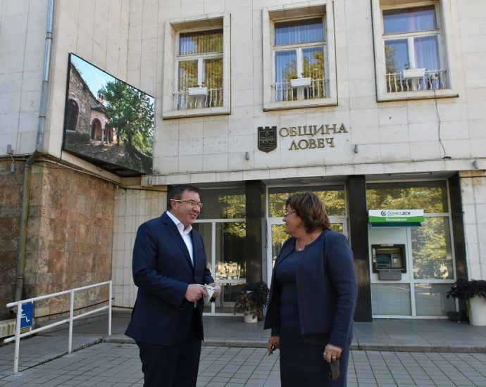 minister zdrave 2010201 КМЕТЪТ НА ЛОВЕЧ БЛАГОДАРИ НА МИНИСТЪР КОСТАДИН АНГЕЛОВ ЗА ПОДКРЕПАТА, ВРЪЧИ МУ КРИСТАЛ