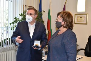 minister zdrave 2010203 КМЕТЪТ НА ЛОВЕЧ БЛАГОДАРИ НА МИНИСТЪР КОСТАДИН АНГЕЛОВ ЗА ПОДКРЕПАТА, ВРЪЧИ МУ КРИСТАЛ