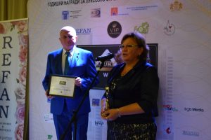 nagarda kmet 210201 Кметът на Ловеч е отличен със „строителен Оскар“ - LUXURY Property AWARDS 2020 за социалното жилище в кв. „Гозница“