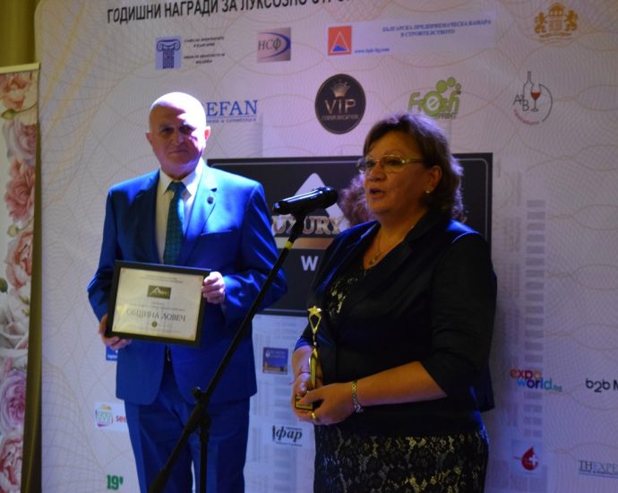 nagarda kmet 210201 Кметът на Ловеч е отличен със „строителен Оскар“ - LUXURY Property AWARDS 2020 за социалното жилище в кв. „Гозница“