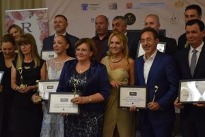 nagarda kmet 210202 Кметът на Ловеч е отличен със „строителен Оскар“ - LUXURY Property AWARDS 2020 за социалното жилище в кв. „Гозница“