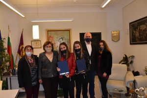 nagrdai2910201 В Ловеч наградиха близначки от Дряново, студентката Радина Иванова получи нова стипендия
