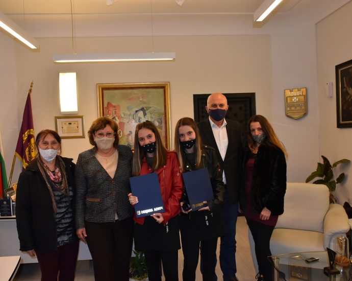 nagrdai2910201 В Ловеч наградиха близначки от Дряново, студентката Радина Иванова получи нова стипендия