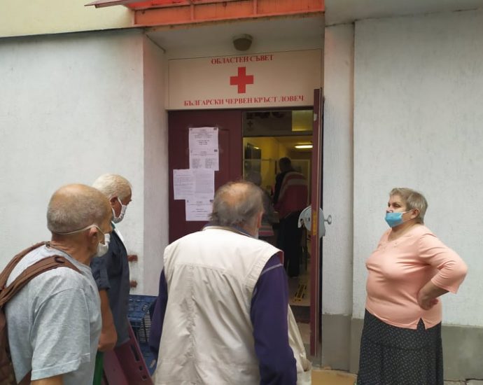 red cross 161020 1 БЧК – Ловеч продължава раздаването на продукти на уязвими български граждани по Оперативната програма за храни
