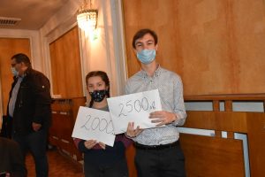 se 22 Благородно! УЧЕНИЦИ ОТ ЕЗИКОВАТА В ЛОВЕЧ ДАРИХА СЪБРАНИТЕ СРЕДСТВА ОТ БЛАГОТВОРИТЕЛЕН КОНЦЕРТ