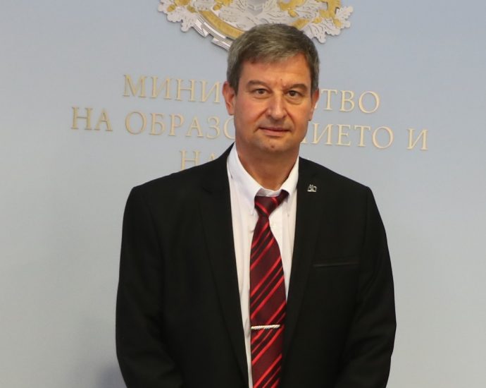Julian Petrov311201 71,2% срещу 28,8% от педагогическите специалисти подкрепят започналото вече дистанционно обучение в гимназиален етап, сочи проучване на Синдикат „Образование“ към КТ „Подкрепа“
