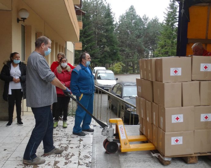 red cross 51120 2 В област Ловеч продължават дейностите за подпомагане на крайно нуждаещи се с „Топъл обяд“ и хранителни пакети