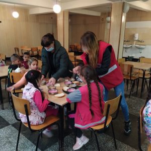 topal obiad 51120 4 60 ДЕЦА ОТ ДЕРМАНЦИ ЩЕ ПОЛУЧАВАТ ТОПЪЛ ОБЯД ДО КРАЯ НА ЗИМАТА ПО ПРОЕКТ НА БЧК