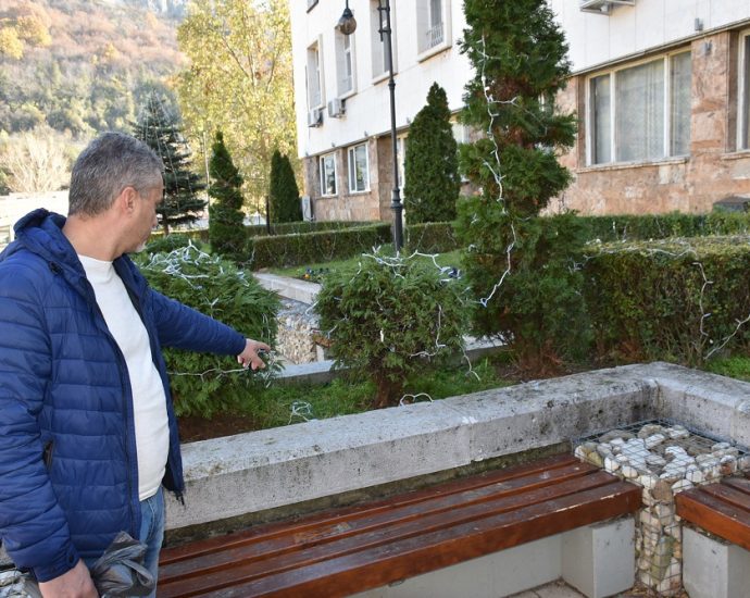 vandalizam lovech ukrasa 2711201 Часове след като на 26 ноември 2020 г. беше поставена част от коледната украса пред сградата на Община Ловеч, неизвестни вандали я нарязах