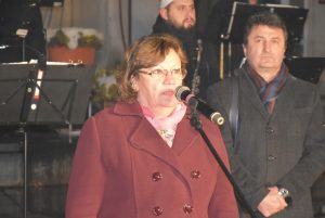 elha 212202 Светлините на коледната елха в Ловеч грейнаха на 1 декември 2020 г. вечерта пред читалище "Наука-1870 г."