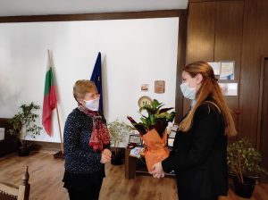 gramota ou 41220 1 Областен управител поздрави доброволците, БЧК й връчиха грамота за проявено човеколюбие и в знак на признателност