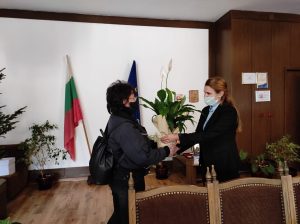 gramota ou 41220 3 1 Областен управител поздрави доброволците, БЧК й връчиха грамота за проявено човеколюбие и в знак на признателност