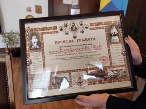 gramota ou 41220 4 Областен управител поздрави доброволците, БЧК й връчиха грамота за проявено човеколюбие и в знак на признателност