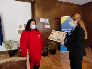 gramota ou 41220 6 Областен управител поздрави доброволците, БЧК й връчиха грамота за проявено човеколюбие и в знак на признателност