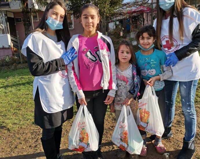 hrani redcross 191220 6 100 ПАКЕТА СЪС ЗДРАВОСЛОВНА ХРАНА ЗА ДЕЦА В РИСК ДАРИ БЧК В ЛОВЕШКА ОБЛАСТ