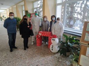 izlojba deca bolnica 41220 1 Деца от СУ „Св.Климент Охридски“ – Ловеч подариха изложба на ловешките медици, в знак на признателност