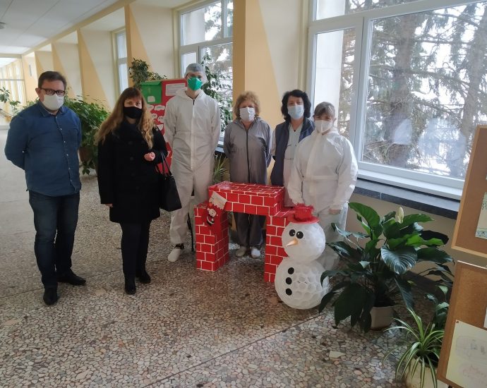 izlojba deca bolnica 41220 1 Деца от СУ „Св.Климент Охридски“ – Ловеч подариха изложба на ловешките медици, в знак на признателност
